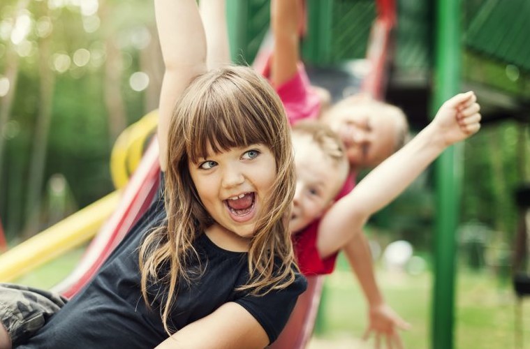 Glückliche Kinder im EQ-Kurs